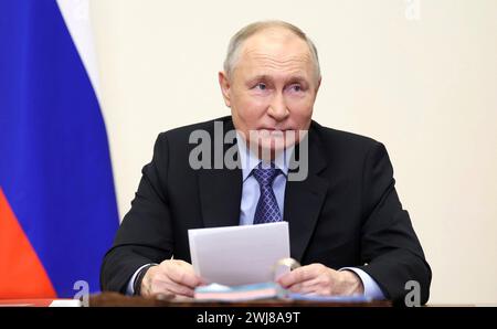 Novo-Ogaryovo, Russland. Februar 2024. Der russische Präsident Wladimir Putin leitet am 13. Februar 2024 ein Videotreffen mit den Mitgliedern des Sicherheitsrats aus der offiziellen Präsidialresidenz von Novo-Ogarjowo außerhalb Moskaus. Quelle: Alexander Kazakov/Kreml Pool/Alamy Live News Stockfoto