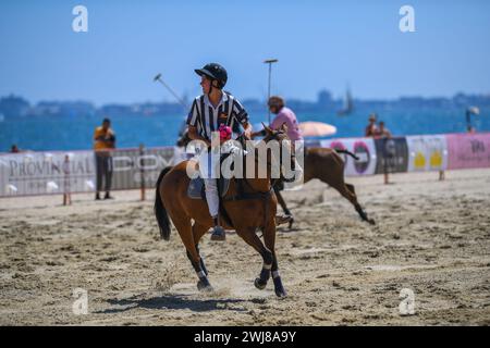 Melbourne, Australien. Februar 2024. Polo-Schiedsrichter wird während eines Polospiels zwischen Captain Baxter und Whispering Angel beim Luxury Escapes Twilight Beach Polo 2024 in Aktion gesehen. (Foto: Alexander Bogatyrev/SOPA Images/SIPA USA) Credit: SIPA USA/Alamy Live News Stockfoto