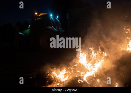 Pontos, Girona, Spanien. Februar 2024. Hunderte katalanischer Bauern blockieren die AP-7 und die N-2 in der Stadt PontÃ³s in der Nähe von Girona und der Grenze zu Frankreich. Während der Blockade haben sie Kiefern abgeholzt und Lagerfeuer gemacht, um die Straße in beide Richtungen zu blockieren. Sie planen, die Nacht zu verbringen. (Kreditbild: © Marc Asensio Clupes/ZUMA Press Wire) NUR REDAKTIONELLE VERWENDUNG! Nicht für kommerzielle ZWECKE! Stockfoto