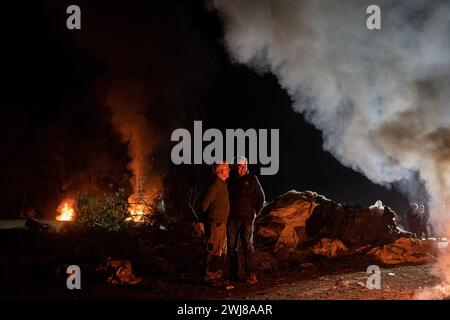 Pontos, Girona, Spanien. Februar 2024. Hunderte katalanischer Bauern blockieren die AP-7 und die N-2 in der Stadt PontÃ³s in der Nähe von Girona und der Grenze zu Frankreich. Während der Blockade haben sie Kiefern abgeholzt und Lagerfeuer gemacht, um die Straße in beide Richtungen zu blockieren. Sie planen, die Nacht zu verbringen. (Kreditbild: © Marc Asensio Clupes/ZUMA Press Wire) NUR REDAKTIONELLE VERWENDUNG! Nicht für kommerzielle ZWECKE! Stockfoto