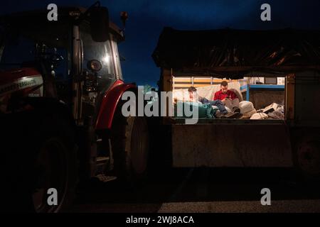 Pontos, Girona, Spanien. Februar 2024. Hunderte katalanischer Bauern blockieren die AP-7 und die N-2 in der Stadt PontÃ³s in der Nähe von Girona und der Grenze zu Frankreich. Während der Blockade haben sie Kiefern abgeholzt und Lagerfeuer gemacht, um die Straße in beide Richtungen zu blockieren. Sie planen, die Nacht zu verbringen. (Kreditbild: © Marc Asensio Clupes/ZUMA Press Wire) NUR REDAKTIONELLE VERWENDUNG! Nicht für kommerzielle ZWECKE! Stockfoto