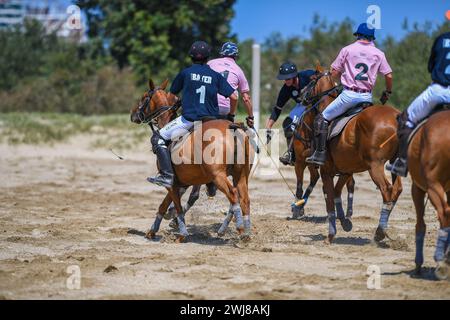 Melbourne, Australien. Februar 2024. Polo-Spieler von Captain Baxter und Whispering Angel sind in einem Polospiel beim Luxury Escapes Twilight Beach Polo 2024 in Aktion zu sehen. (Foto: Alexander Bogatyrev/SOPA Images/SIPA USA) Credit: SIPA USA/Alamy Live News Stockfoto