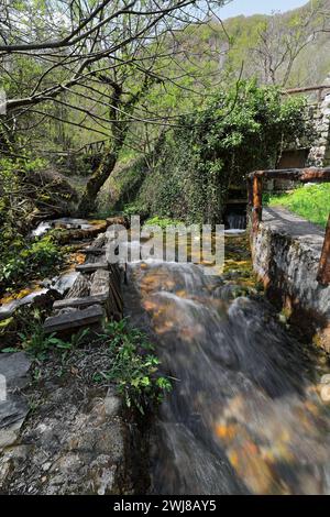 341+ hoher Wasserfluss aus Vevcani-Quellen, die vom Jablanica-Berg herunterfließen und dann durch das Dorf fließen. Vevchani-Nordmazedonien. Stockfoto