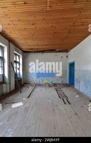 350 alte Klassenzimmer-Überreste einer ruinierten, verlassenen ehemaligen Grundschule voller Schutt. Vevchani-Nordmazedonien. Stockfoto