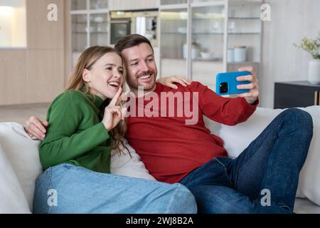 Glückliches verheiratetes Paar, das Selfie macht, Foto für Eltern, Bild für Profil in sozialen Netzwerken Stockfoto