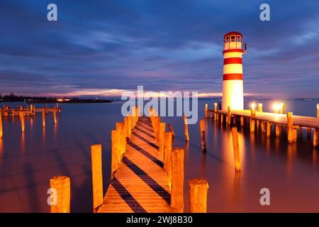 Der Leuchtturm Podersdorf am Ostufer des Neusiedler Sees in Podersdorf am See ist einer der wenigen Leuchttürme in der Republik Österreich. Stockfoto