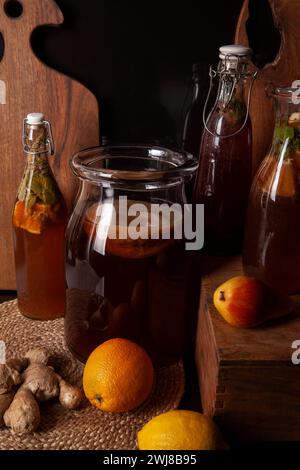 Kombucha (auch Teepilz, Teepilz oder Mandschurenpilz) - zweiter fermentierter Früchtetee mit verschiedenen Aromen. Stockfoto