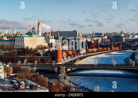 Luftaufnahme des Moskauer Kremls am sonnigen Wintertag. Stockfoto