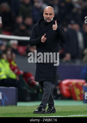 Kopenhagen, Dänemark. Februar 2024. PEP Guardiola, Manager von Manchester City, gibt den Spielern während des Spiels der UEFA Champions League in Telia Parken, Kopenhagen, die Daumen hoch. Der Bildnachweis sollte lauten: Paul Terry/Sportimage Credit: Sportimage Ltd/Alamy Live News Stockfoto