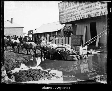 Pferd und Wagen steckten in einem ehemaligen Goldgraben vor Meares Flooded Criterion Store, Clarke Street, Hill End, New South Wales, Australien 1872 / Stockfoto