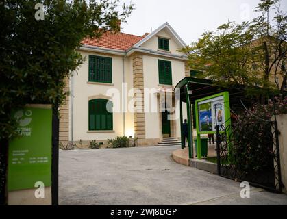 Nikosia, Zypern. Februar 2024. Das Goethe-Institut Zypern befindet sich innerhalb der sogenannten „grünen Linie“ in Nikosia. Die "grüne Linie" ist die entmilitarisierte Pufferzone zwischen dem von der Türkei besetzten Nordzypern und der Republik Zypern, die von den Vereinten Nationen (UN) überwacht wird. Quelle: Bernd von Jutrczenka/dpa/Alamy Live News Stockfoto