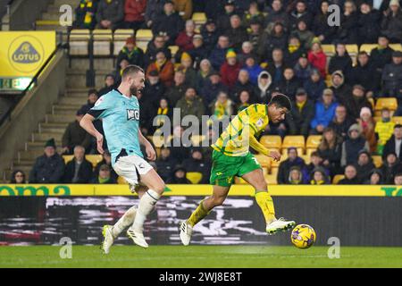 Gabriel Sara (rechts) von Norwich City erzielt das dritte Tor des Spiels während des Sky Bet Championship Matches in Carrow Road, Norwich. Bilddatum: Dienstag, 13. Februar 2024. Stockfoto