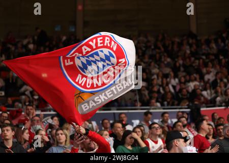 Fans FC Bayern Basketball mit Fahne FC Bayern München vs Niners Chemnitz easyCredit BBL Basketball Saison 2023/24 21. Spieltag 13.02.2024 BMW Park © diebilderwelt / Alamy Stock Stockfoto