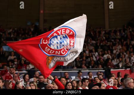 Fans FC Bayern Basketball mit Fahne FC Bayern München vs Niners Chemnitz easyCredit BBL Basketball Saison 2023/24 21. Spieltag 13.02.2024 BMW Park © diebilderwelt / Alamy Stock Stockfoto