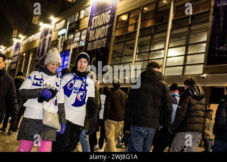 Kopenhagen, Dänemark. Februar 2024. Fußballfans des FC Kopenhagen kommen im Stadion des UEFA Champions League-Spiels zwischen dem FC Kopenhagen und Manchester City in Parken in Kopenhagen an. (Foto: Gonzales Photo/Alamy Live News Stockfoto