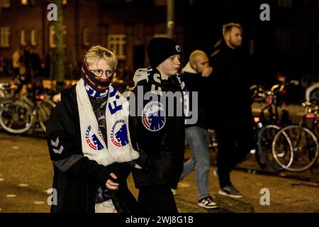 Kopenhagen, Dänemark. Februar 2024. Fußballfans des FC Kopenhagen kommen im Stadion des UEFA Champions League-Spiels zwischen dem FC Kopenhagen und Manchester City in Parken in Kopenhagen an. (Foto: Gonzales Photo/Alamy Live News Stockfoto