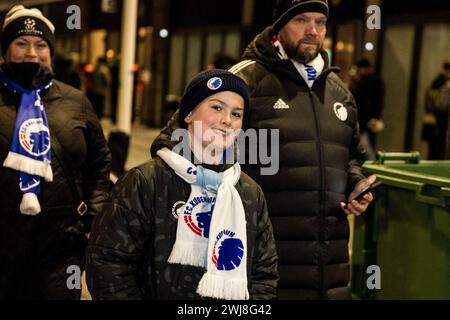 Kopenhagen, Dänemark. Februar 2024. Fußballfans des FC Kopenhagen kommen im Stadion des UEFA Champions League-Spiels zwischen dem FC Kopenhagen und Manchester City in Parken in Kopenhagen an. (Foto: Gonzales Photo/Alamy Live News Stockfoto
