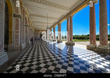 Versailles, Paris, Frankreich, 30. Juni 2022. Wunderschöne Aufnahmen mit Weitwinkelobjektiv im Peristyle des Grand Trianon. Die Leute überqueren sie Stockfoto