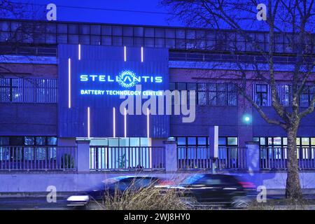 Turin, Italien - Februar 2024: Das Stellantis-Logo am Eingang der Mirafiori-Fabrik in Turin. Stockfoto