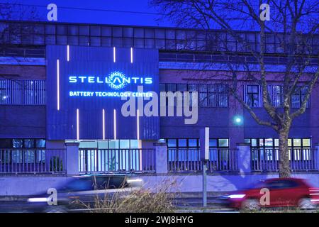 Turin, Italien - Februar 2024: Das Stellantis-Logo am Eingang der Mirafiori-Fabrik in Turin. Stockfoto