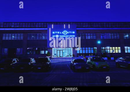 Turin, Italien - Februar 2024: Das Stellantis-Logo am Eingang der Mirafiori-Fabrik in Turin. Stockfoto