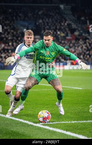 FC Kopenhagen Magnus Mattson in einem Spiel mit Manchester City Ederson im Zusammenhang mit dem FC Kopenhagen trifft Manchester City im Achtelfinale der UEFA Champions League in Parken, Kopenhagen, Dienstag, den 13. Februar 2024. (Foto: Mads Claus Rasmussen /Ritzau Scanpix) Stockfoto