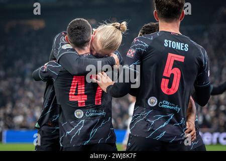 Phil Foden von Manchester City feiert mit Erling Haaland, nachdem er am Dienstag, den 13. Februar 2024, gegen Manchester City im Finale der UEFA Champions League 1/8 in Parken, Kopenhagen einen Treffer von 1-3 erzielt hat. (Foto: Mads Claus Rasmussen/Ritzau Scanpix) Stockfoto