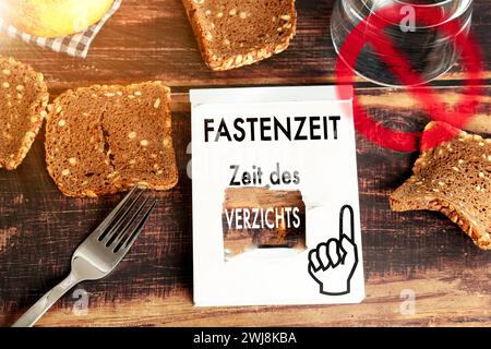 13. Februar 2024: Leihgabe, Verzicht-Schriftzug auf einer beschädigten Kalenderseite mit Verbotssymbol über Lebensmittel. FOTOMONTAGE *** Fastenzeit, Zeit des Verzichts Schriftzug auf einem kaputten Kalenderblatt mit Verbot Symbol über Essen. FOTOMONTAGE Stockfoto