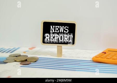 NACHRICHTEN-BERICHT Text auf einer Papierkarton mit Lupe und Tastatur auf hölzernem Hintergrund. Stockfoto