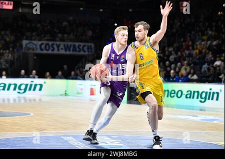 Berlin, Deutschland. Februar 2024. Berlin, Deutschland. 13. Februar 2024: Bodie Hume (13) von BG Göttingen und Malte Delow (6) von ALBA Berlin während des Spiels easyCredit BBL – Alba Berlin gegen BG Göttingen – Max Schmeling Halle. Berlin, Deutschland. (Ryan Sleiman /SPP) Credit: SPP Sport Press Photo. /Alamy Live News Stockfoto