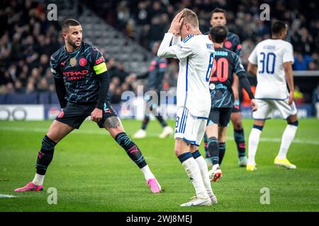 Kyle Walker von Manchester City und Magnus Mattson vom FC Kopenhagen treffen in der Achtelfinale der UEFA Champions League am Dienstag, den 13. Februar 2024 in Parken, Kopenhagen auf Manchester City. (Foto: Mads Claus Rasmussen/ Ritzau Scanpix) Stockfoto