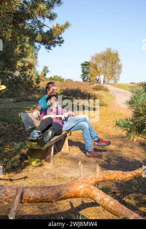 Wanderer in der Westruper Heide, Heidelandschaft bei Haltern am See, Naturpark hohe Mark Westmünsterland, NRW, Deutschland Westruper Heide *** Wanderer in der Westruper Heide, Heidelandschaft bei Haltern am See, Naturpark hohe Mark Westmünsterland, NRW, Deutschland Westruper Heide Stockfoto