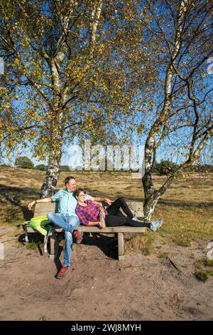 Wanderer in der Westruper Heide, Heidelandschaft bei Haltern am See, Naturpark hohe Mark Westmünsterland, NRW, Deutschland Westruper Heide *** Wanderer in der Westruper Heide, Heidelandschaft bei Haltern am See, Naturpark hohe Mark Westmünsterland, NRW, Deutschland Westruper Heide Stockfoto