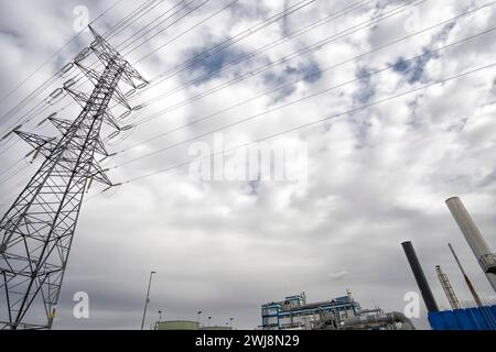 Stromnetz-Pylon von unten gesehen, Stromnetz-Pol in einem bewölkten Himmel, aufgenommen aus der Perspektive des Blicks von unten, Hochspannungsturm Stockfoto