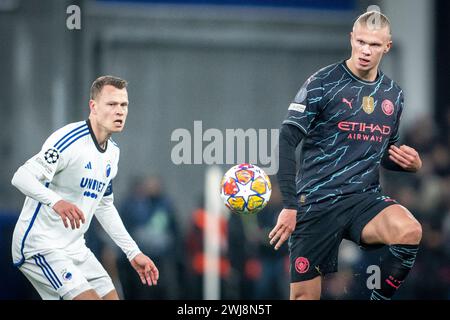 Erling Haaland von Manchester City in einem Spiel gegen Viktor Claesson des FC Kopenhagen im Anschluss an den FC Kopenhagen, der am Dienstag, den 13. Februar 2024 in Parken, Kopenhagen auf Manchester City trifft. (Foto: Mads Claus Rasmussen/Ritzau Scanpix) Stockfoto