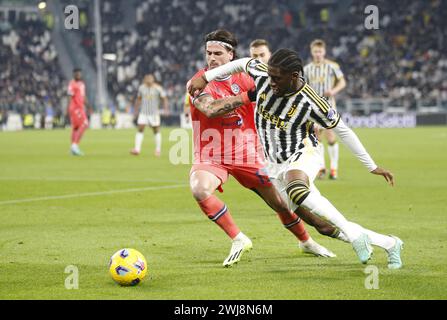 Turin, Italien. Februar 2024. Joao Ferreira von Udinese Calcio (L) und Samuel Iling-Junior von Juventus FC waren im Spiel zwischen Juventus FC und Udinese Calcio im Rahmen der italienischen Serie A im Allianz Stadium in Turin zu sehen. Endergebnis, Juventus Fc 0 - 1 Udinese Calcio Credit: Independent Photo Agency/Alamy Live News Stockfoto