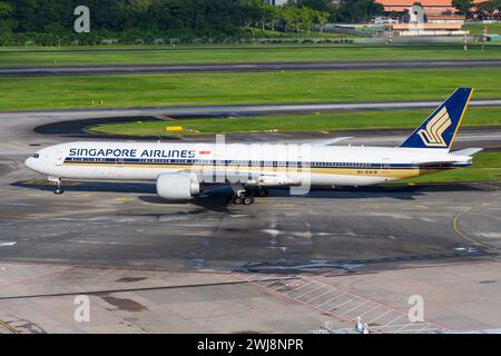 Singapore Airlines Boeing 777 am Flughafen Changi. Flugzeug B777 im Rollen. Flugzeug 777-300ER von Singapore Airlines registriert als 9V-SWW. Stockfoto