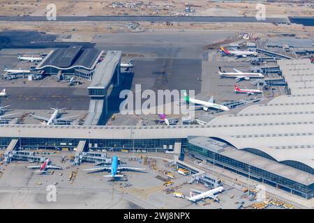 Chek Lap Kok Airport aus der Vogelperspektive. Passagierterminal des Hong Kong International Airport von oben. Internationale Fluggesellschaften am HKG Airport Terminal. Stockfoto