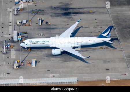 Cathay Pacific Airbus A350 Flugzeug aus der Vogelperspektive am Flughafen HKG. Flugzeug A350-900 von Cathay Pacific Airlines parkt. Flugzeug A350-941 von oben. Stockfoto