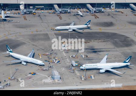 Cathay Pacific Airbus A350 und A330 Flugzeuge aus der Vogelperspektive am HKG Airport. Flugzeuge A350-900 und A332 von Cathay Pacific Airlines parkten von oben gesehen. Stockfoto