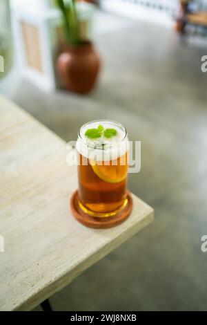 Frischer, kalter Zitronentee auf einem Tisch in einem eleganten Café. Stockfoto