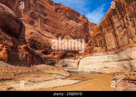 Lake Powell und das Glen Canyon National Recreation Area und Reservoir umfassen über eine Million Hektar große Fläche mit etwa 2000 Meilen Küstenlinie. Stockfoto