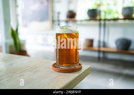 Frischer, kalter Zitronentee auf einem Tisch in einem eleganten Café. Stockfoto