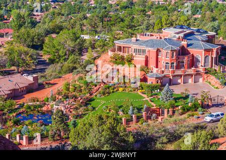 Massive Luxusvilla in Sedona, Arizona, von der Kapelle des Heiligen Kreuzes aus gesehen. Stockfoto