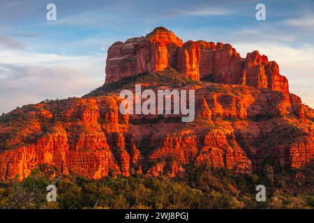 Abendlicht ist sehr dramatisch auf roten Sandsteinfelsen Hügel rund um Sedona, Arizona. Stockfoto