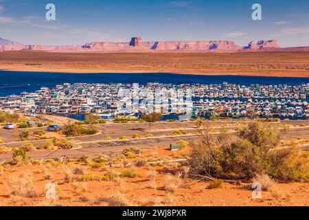 Wahweap Marina und Resort am Lake Powell in der Glen Canyon National Recreation Area in Arizona. Das National Recreation Area wird von der NPS verwaltet. Stockfoto