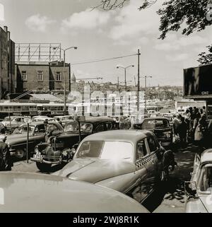 Blick auf die Straße von Istanbul im Jahr 1968, die Warteschlange für die Fähre zur asiatischen Seite der Stadt. Alter Gelatinedruck von Original 6 pro 6 negativ. Stockfoto