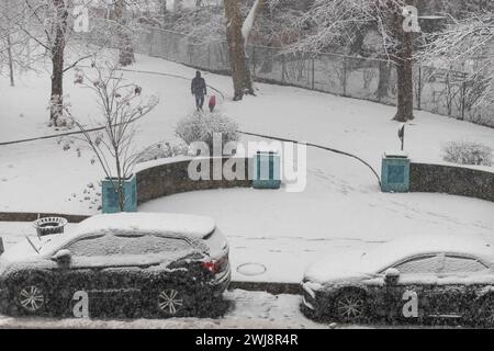 New York City, NY, USA. Februar 2024. Schnee fiel und sammelte sich in der Stadt Jersey City im Bundesstaat New Jersey an diesem Dienstag, den 13. Ab Ende Februar wird über Teilen des Nordostens der USA mit starkem Schneefall gerechnet, wobei einige Gebiete bis zu 5 cm Schnee pro Stunde bekommen, so die Wettervorhersage des National Weather Service. (Kreditbild: © William Volcov/ZUMA Press Wire) NUR REDAKTIONELLE VERWENDUNG! Nicht für kommerzielle ZWECKE! Stockfoto