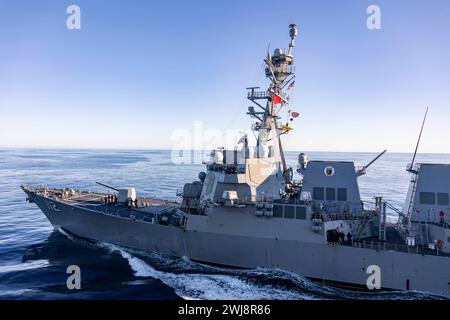 240212-N-LM220-1047 PAZIFISCHER OZEAN (12. Februar 2024) der Arleigh-Burke-Klasse-Raketenzerstörer USS Michael Murphy (DDG 112) segelt während eines Auffüllens auf See an der Nimitz-Klasse USS Abraham Lincoln (CVN 72). Die Abraham Lincoln Carrier Strike Group ist im Einsatz im US 3rd Fleet Area, wo sie ein fortgeschrittenes taktisches Training durchführt, das die Kampffähigkeit und taktische Fähigkeiten in allen Bereichen erhöht. (Foto der US Navy von Mass Communication Specialist 2nd Class Clayton A. Wren) Stockfoto