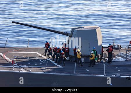 240212-N-LM220-1038 PAZIFISCHER OZEAN (12. Februar 2024) Seeleute, die dem Arleigh-Burke-Klasse-Raketenzerstörer USS Michael Murphy (DDG 112) zugeordnet sind, nehmen an einer Auffüllung auf See mit dem Nimitz-Klasse-Flugzeugträger USS Abraham Lincoln (CVN 72) Teil. Die Abraham Lincoln Carrier Strike Group ist im Einsatz im US 3rd Fleet Area, wo sie ein fortgeschrittenes taktisches Training durchführt, das die Kampffähigkeit und taktische Fähigkeiten in allen Bereichen erhöht. (Foto der US Navy von Mass Communication Specialist 2nd Class Clayton A. Wren) Stockfoto